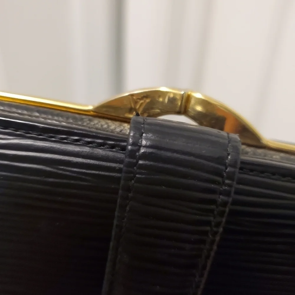 Louis Vuitton Epi Black Leather Kisslock Close Wallet, 2007